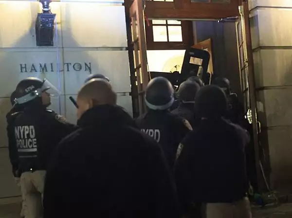 Zeci de persoane, ridicate de politia care a intrat in Universitatea Columbia, unde protestatarii pro-palestinieni au ocupat o cladire a campusului