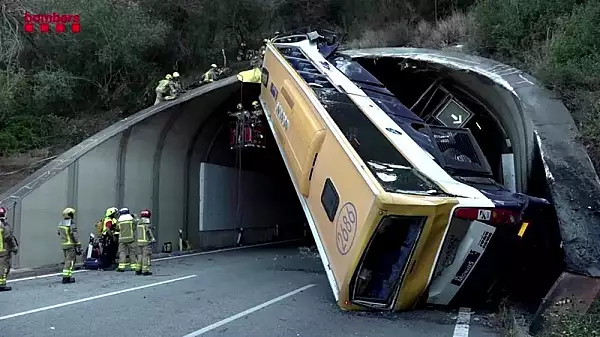 Zeci de raniti dupa ce un autobuz s-a rasturnat pe o autostrada din Spania FOTO