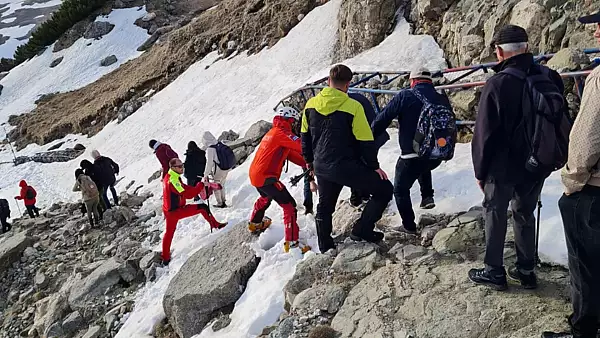 Zeci de turisti imbracati ca pentru o plimbare in parc, BLOCATI pe munte: oamenii au ajut nevoie de AJUTORUL salvamontistilor