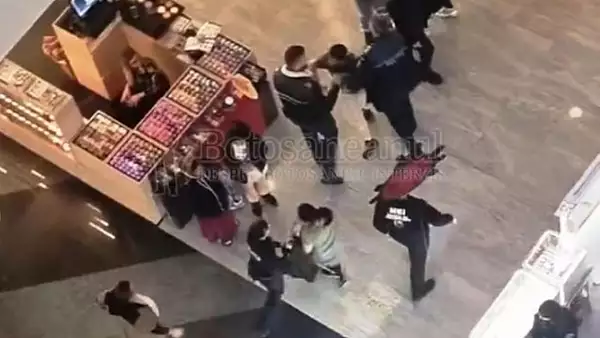  Zona de food court a unui mall din tara, transformata in camp de lupta: s-a aruncat cu mese si scaune. Scene HALUCINANTE! - VIDEO